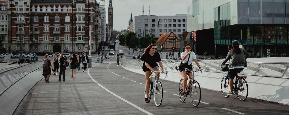 Cykelruter i København. To kvinder cykler
